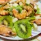 Ensalada fresca con kiwi y gambas
