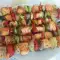 Brochetas de salmón muy coloridas