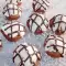 Muffins de chocolate con glaseado de chocolate blanco