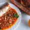 Caballa en salsa de tomate con guisantes y pepinillos
