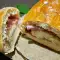 Rollo de pan con jamón york y nata