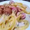 Interesantes espaguetis con salsa de champiñones y salchicha