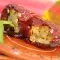 Pimientos rojos secos rellenos de arroz y cebolla
