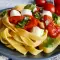 Tagliatelle con tomates cherry y mozzarella