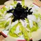 Ensalada verde con setas trompeta de la muerte