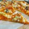 Pizza de masa fina con mozzarella, ricotta y calabacín