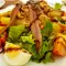 Ensalada fresca con atún, anchoas y espárragos