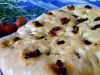 Focaccia italiana con tomates secos y romero