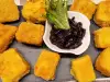 Tapitas de queso rebozado con mermelada de arándanos