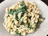 Pasta rotini con espinacas y queso crema