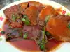 Lengua cocida con salsa de tomate aromática