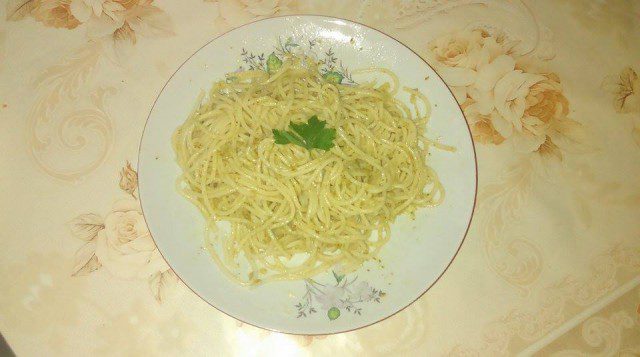 Espaguetis de pesto con parmesano
