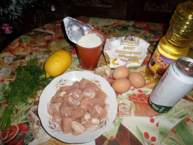 Bocaditos de pollo con esponjoso empanado de limón y salsa de yogur y ajo
