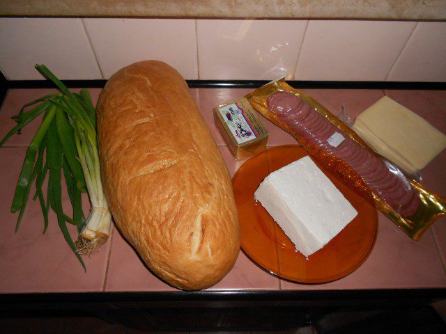 Pan relleno de quesos y fiambre