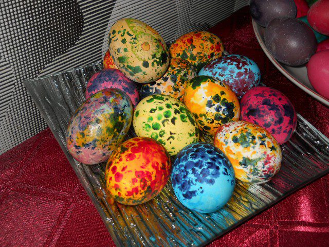 Huevos de Pascua con burbujas de colores