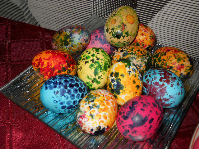 Huevos de Pascua con burbujas de colores