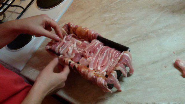 Rollo de bacon y pechuga de pollo