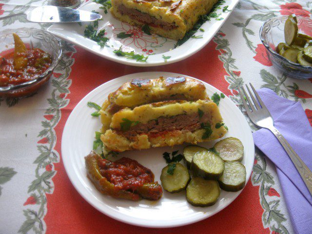 Pastel de patata con carne picada y pimientos rojos