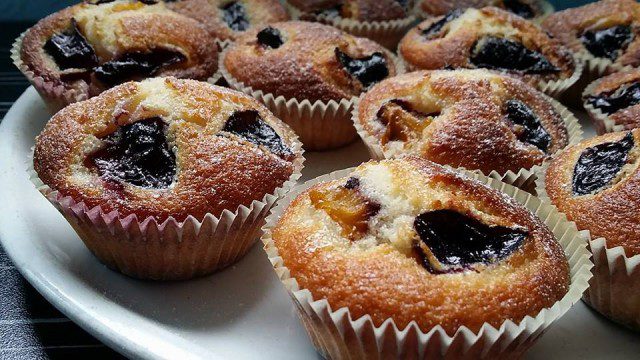 Muffins esponjosos de frutas