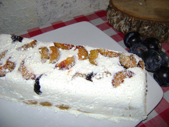 Terrina de nata con ciruelas