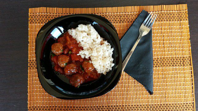 Guiso mexicano con albóndigas de carne y frijoles