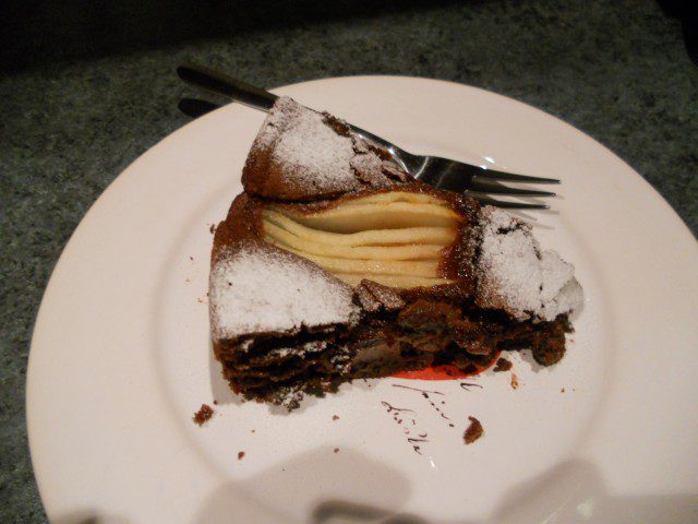 Tarta de chocolate con almendras y pera