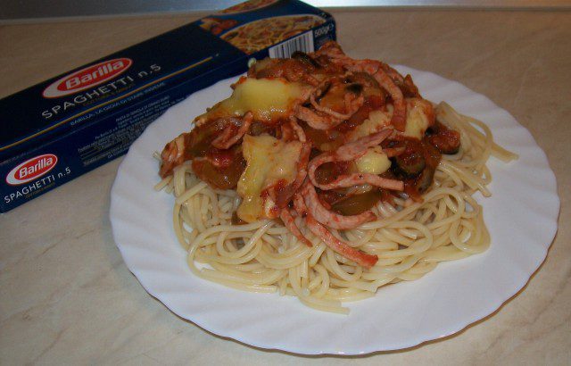 Espaguetis con pollo y salsa de tomate