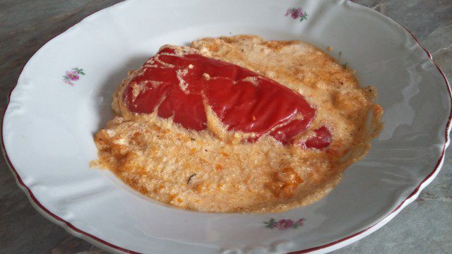 Pimientos rellenos de carne con arroz en salsa blanca