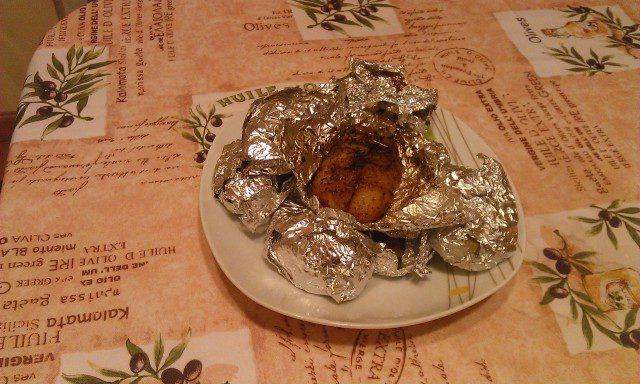 Patatas irresistibles en papel de aluminio