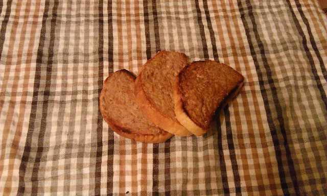 Rebanadas de pan tostado con carne picada, huevo y queso