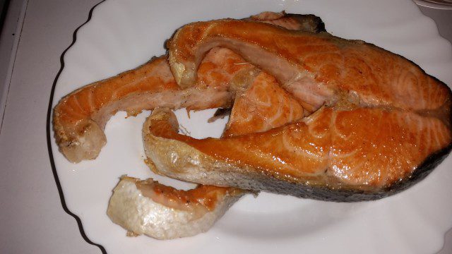Rodajas de salmón fritas