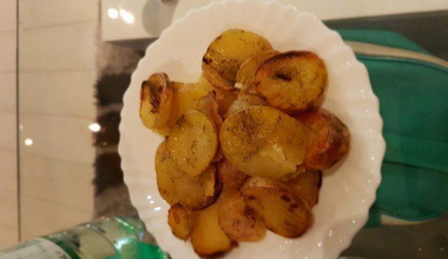Patatas nuevas con mantequilla al horno