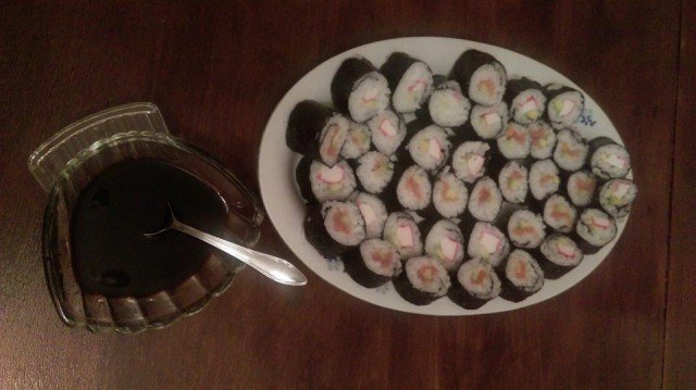 Sushi con palitos de cangrejo