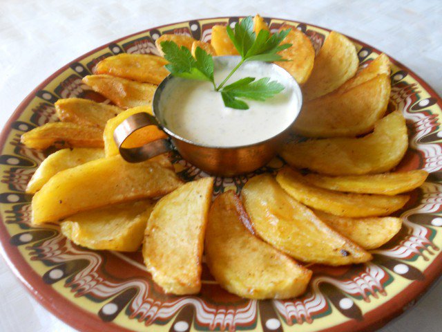 Patatas fritas con salsa de mayonesa y yogur