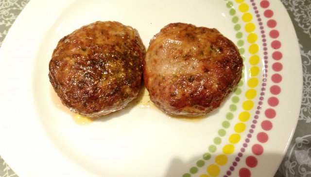 Pljescavica casera (hamburguesa serbia)