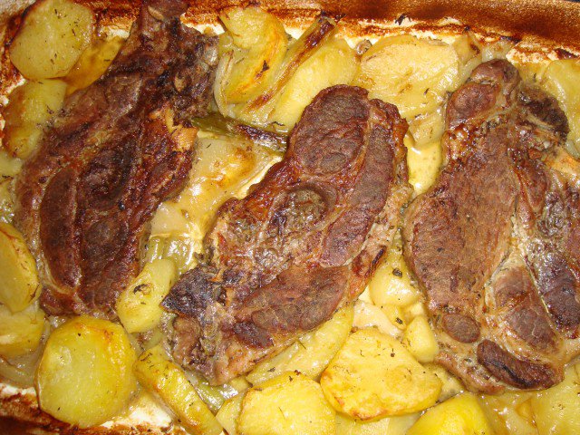 Filetes de cerdo al horno con especias y patatas