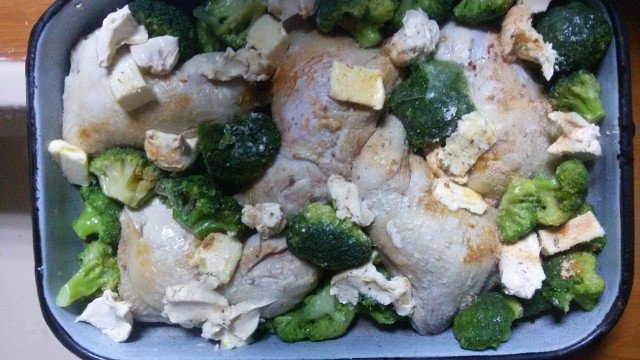 Pollo con brócoli y salsa bechamel