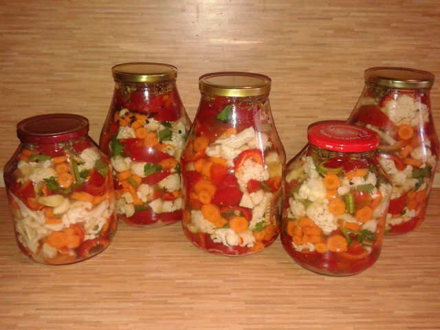 Pimientos, zanahorias y coliflor en tarros de 3 litros