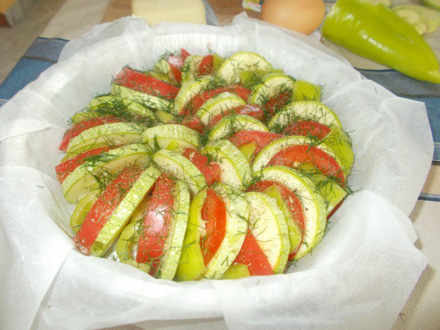 Calabacines con verduras al estilo rústico