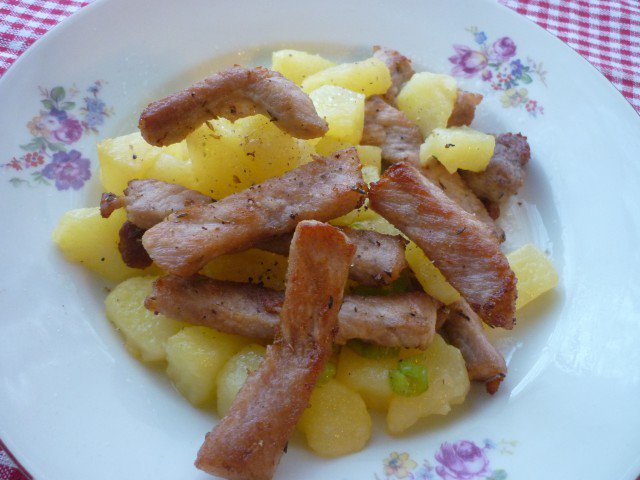 Julianas de cerdo con patatas a la sartén