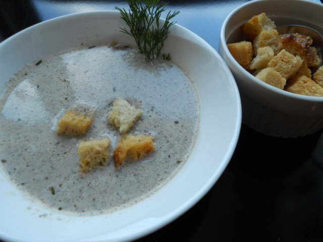 Sopa de champiñones con vino blanco