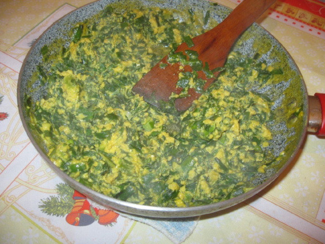 Huevos con cebolleta verde