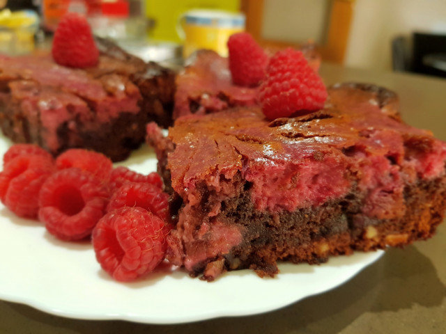 Brownie cheesecake con frambuesas