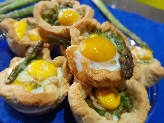 Cestas con huevos de codorniz y espárragos