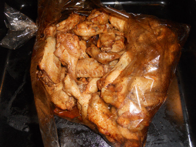 Alitas y jamoncitos de pollo borachos al horno