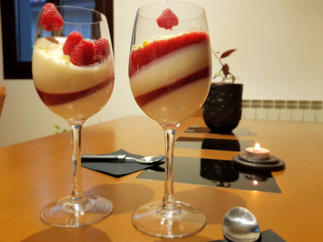 Postre romántico de mascarpone y frambuesas