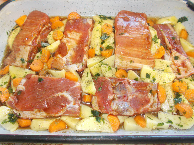 Costillas de cerdo con patatas y zanahorias al horno