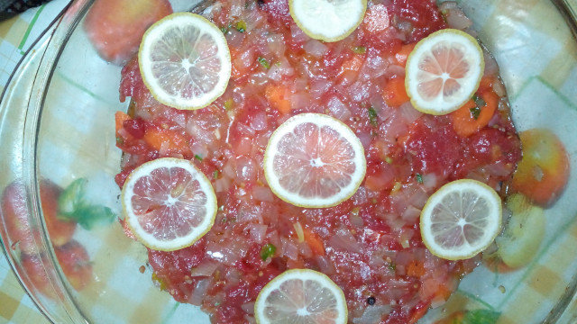 Lucio con salsa de tomate y limón