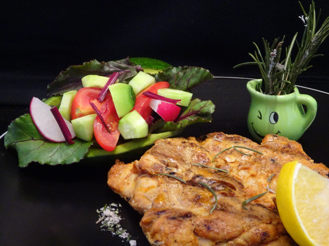 Filetes de pavo asados con vino blanco y romero