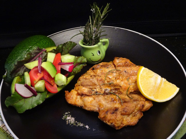 Filetes de pavo asados con vino blanco y romero